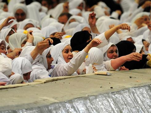 Throwing Pebbles in Hajj: What Is the Wisdom Behind It?