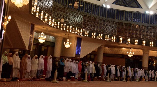 Women Area in Mosque: Men's Prayer Disrupted by Women?