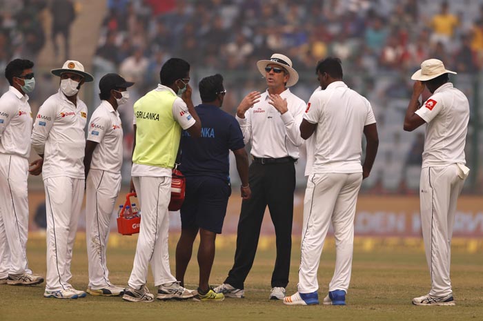 Cricket match halted by smog in Delhi