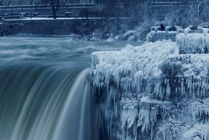 Niagra Falls Frrozen