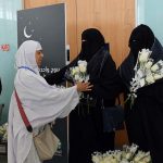 Pilgrims Greeted with Gifts, Flowers in Madinah - About Islam