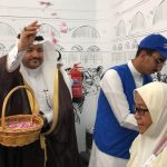 Pilgrims Greeted with Gifts, Flowers in Madinah - About Islam