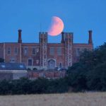 From Australia to UK, People Enjoy Half Blood-Moon Eclipse - About Islam